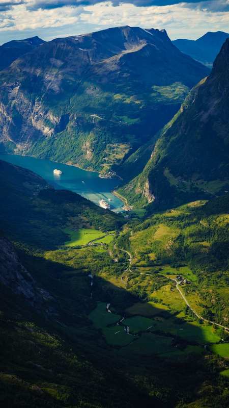Geiranger Skywalk Dalsnibba, Western Norway — Elevated scenic viewpoint offering panoramic views of Geirangerfjord and surrounding mountains.